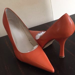 GUESS Pointed Toe Pump
